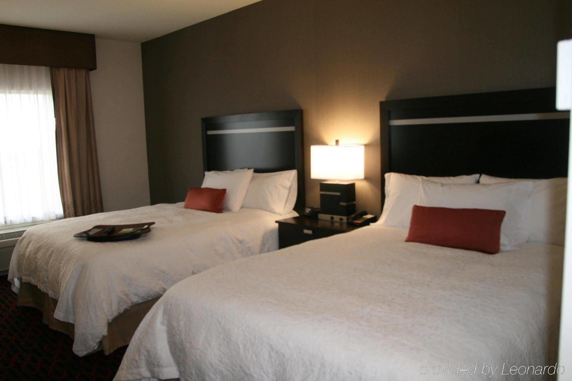 Hampton Inn & Suites By Hilton Lethbridge Habitación foto